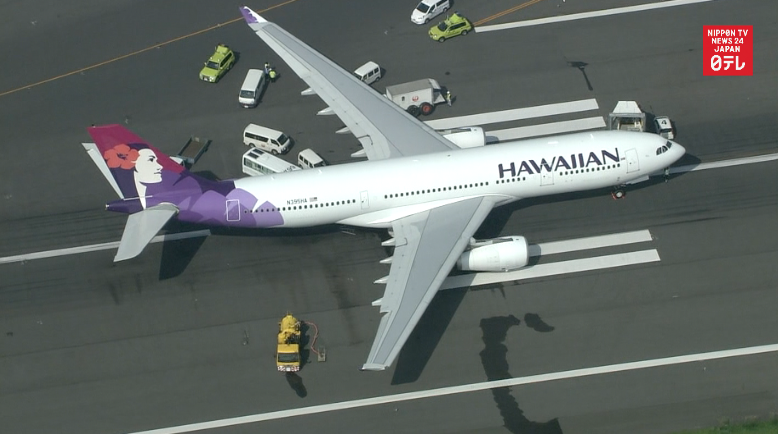 Hawaiian Airlines jet bursts tires on emergency landing 