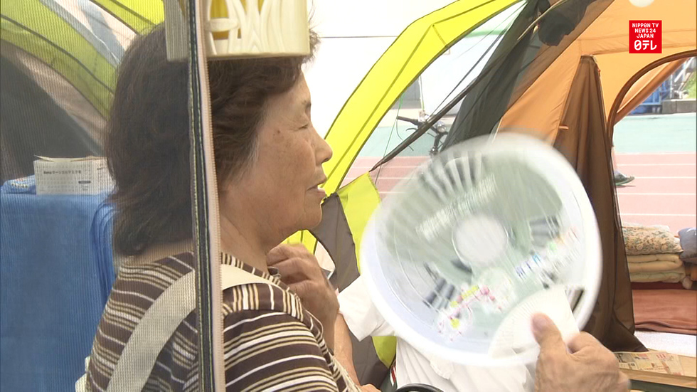 Kumamoto evacuees suffer in heat