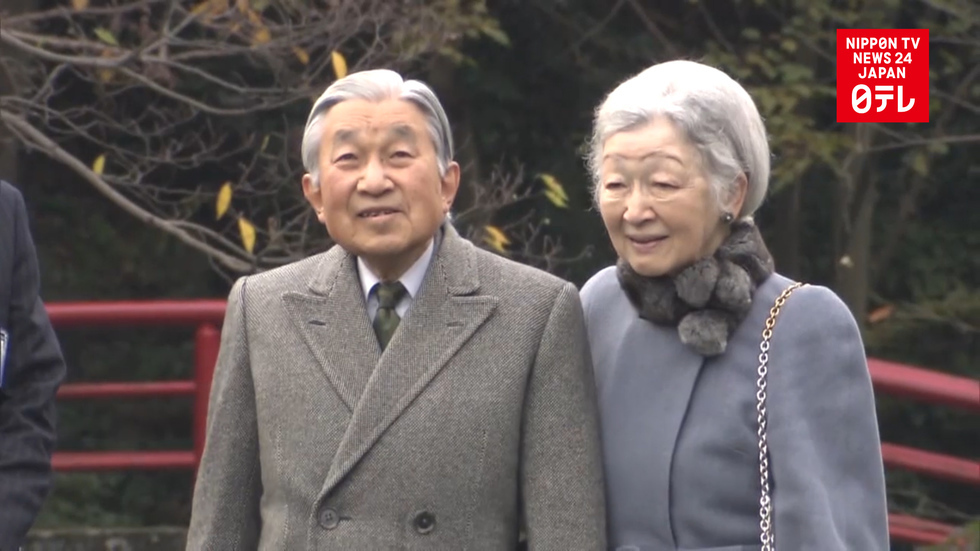 Japan's emperor visits Tokyo park amid abdication moves