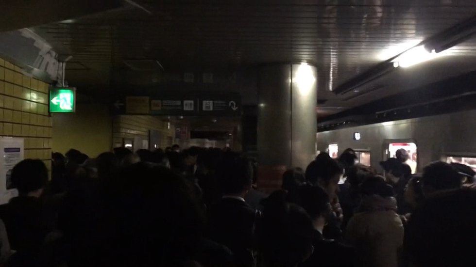 Blackout stops Tokyo train line during rush hour