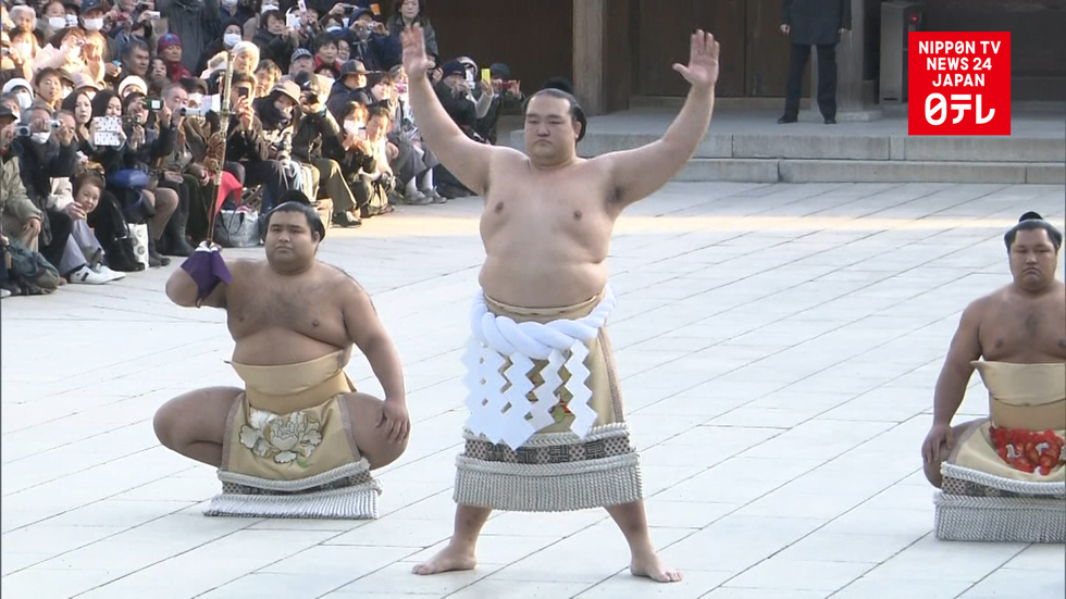 Kisenosato performs ring-entering ceremony