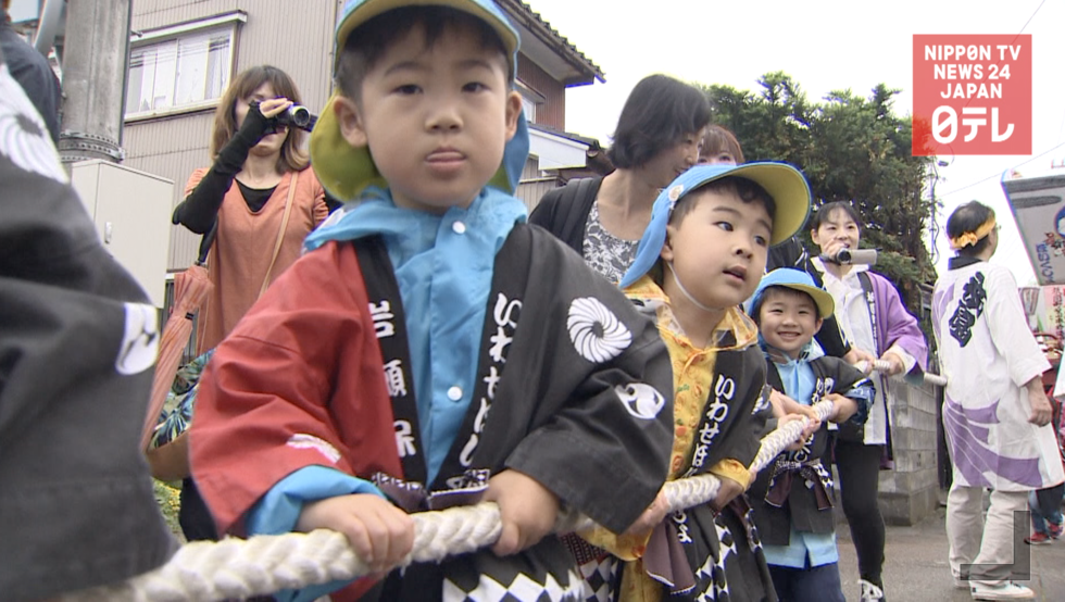 'Fighting float festival' kicks off in Toyama  