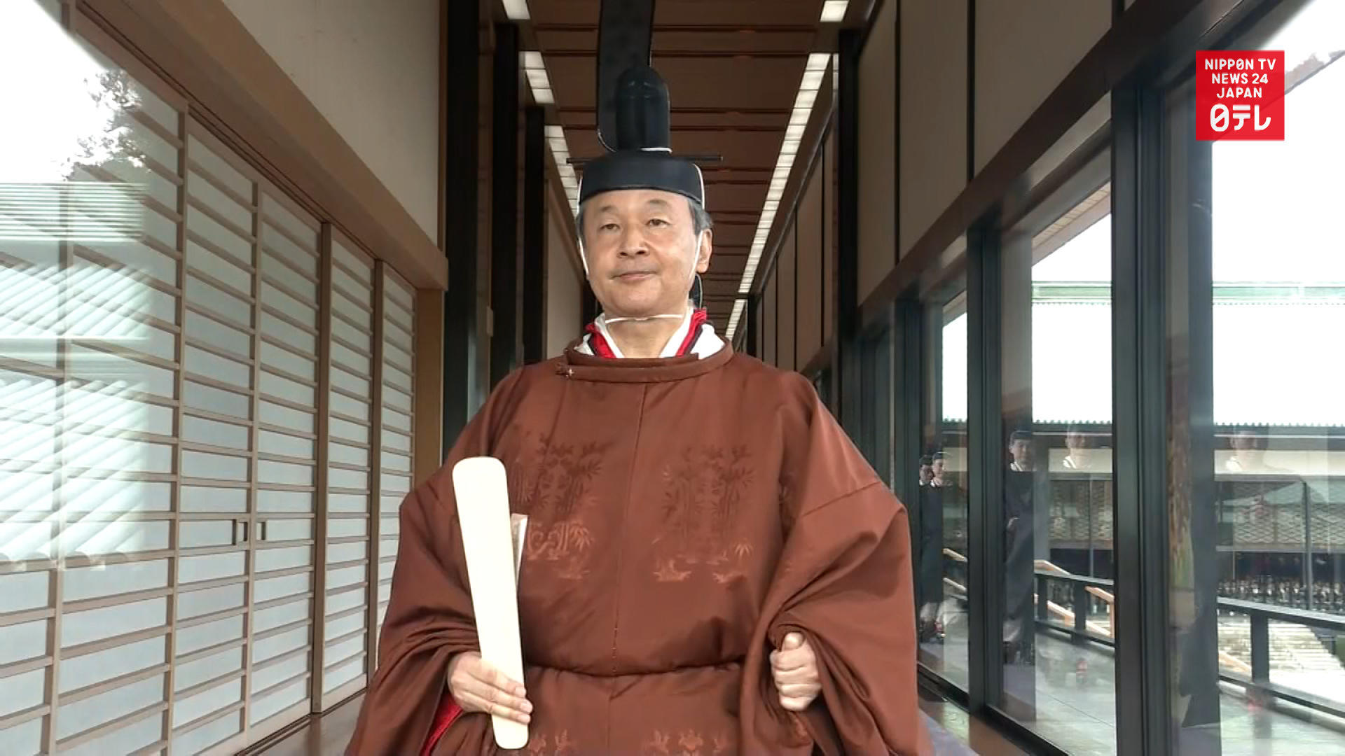 Emperor proclaims enthronement in palace ceremony