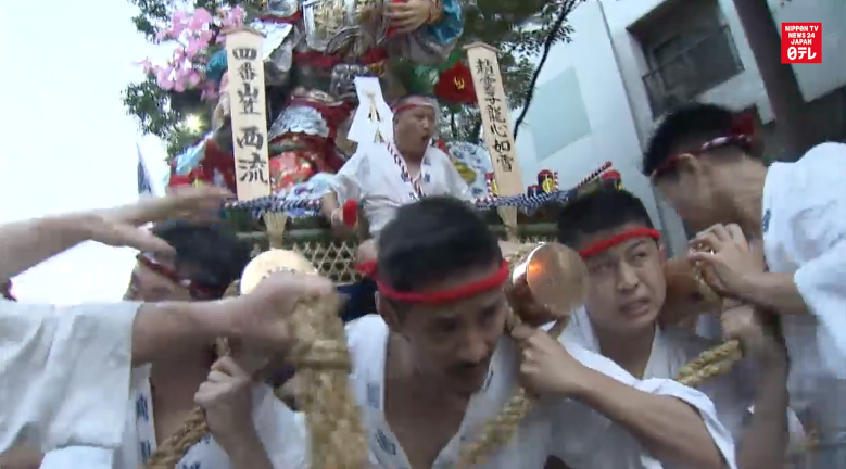 Half-naked men race in Hakata Gion Yamakasa Festival