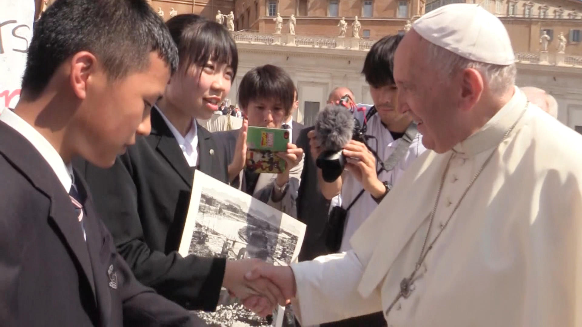 Young peace ambassadors have an audience with Pope Francis