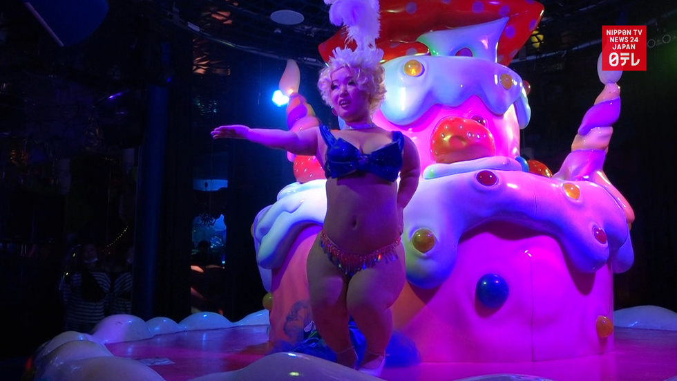 What it's like to be a 124cm-tall burlesque dancer