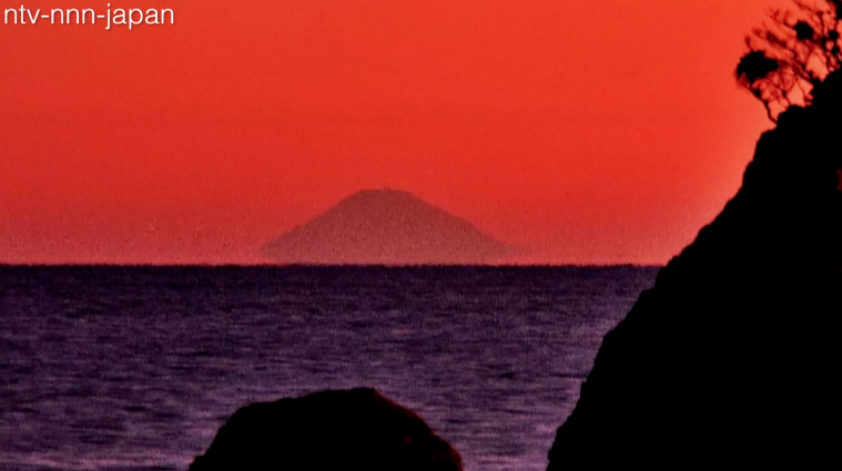 Lensman dreams of Hokusai's Red Fuji