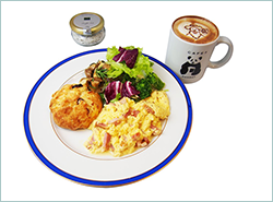 トリュフ入りスクランブルエッグと「かっこいいモネ。」ラテセット
