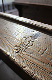 少年時代のミュシャが、故郷の教会のベンチに落書きした名前のイニシャル（A. M. ）