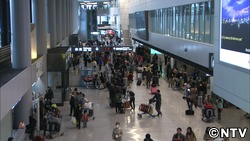 成田空港で、帰国した人のカバンの中を調査