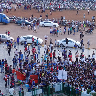 スタジアムに押し寄せる観客サッカーは国民的人気スポーツのひとつ