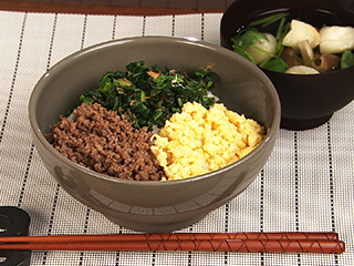 色 丼 三 そぼろ