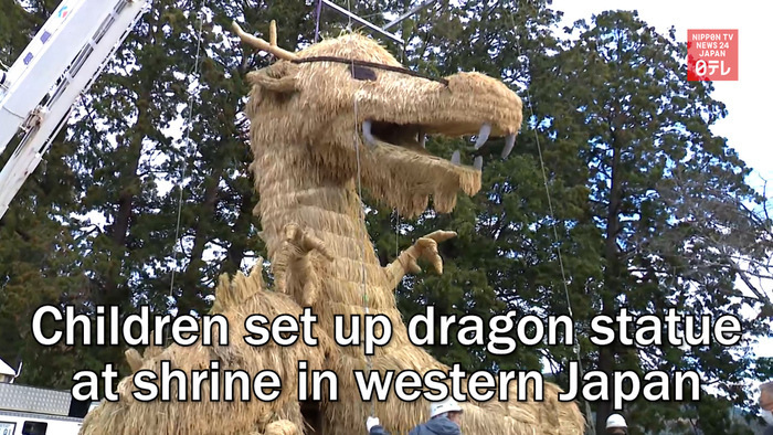 Children set up dragon statue at shrine in western Japan