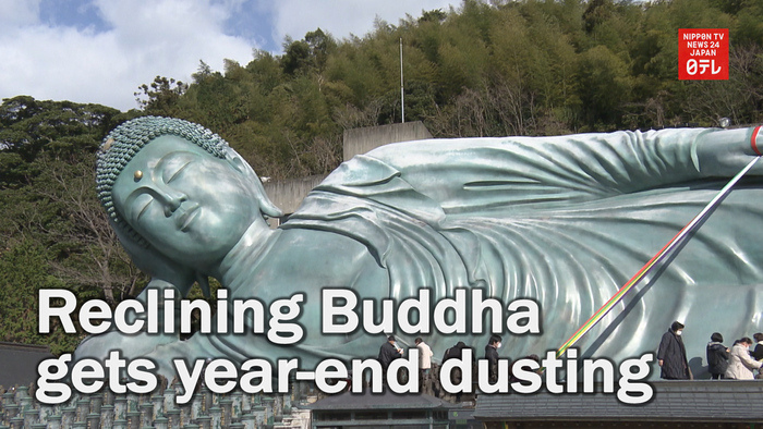 Reclining Buddha gets year-end dusting