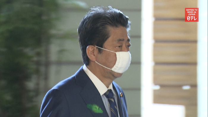 PM Abe mulls cash handouts of 100,000 yen per person