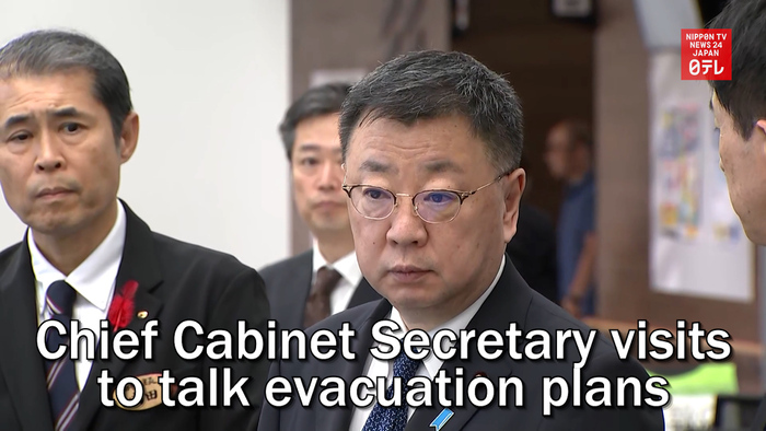 Chief Cabinet Secretary visits Kumamoto Prefecture to talk evacuation plans