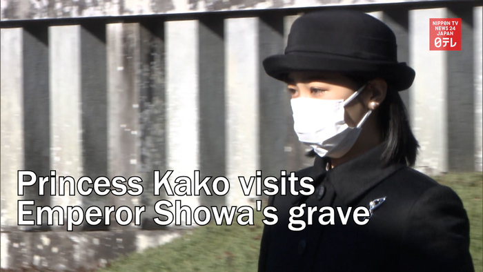 Princess Kako visits Emperor Showa's grave