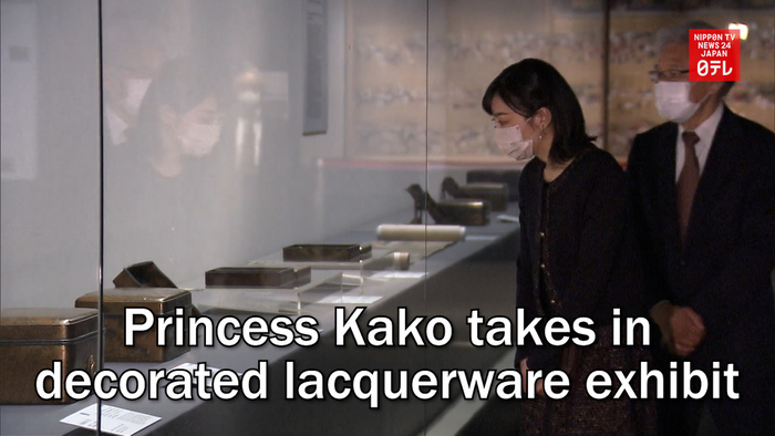 Princess Kako takes in decorated lacquerware exhibit