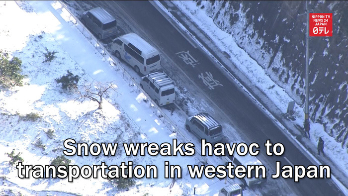 Snow wreaks havoc to transportation in western Japan