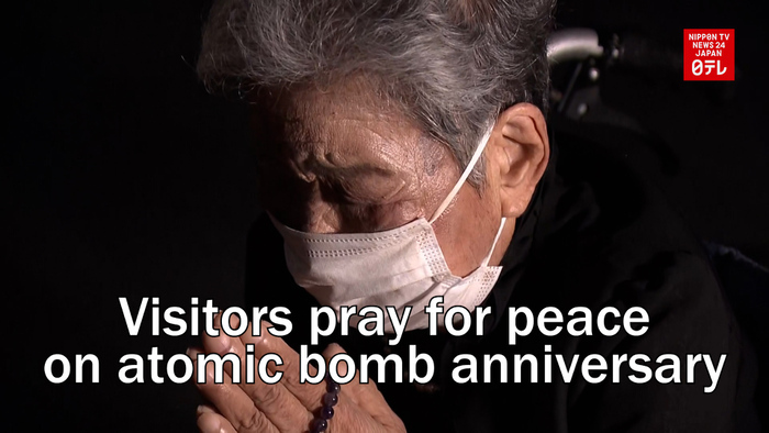 Visitors pray for peace on atomic bomb anniversary