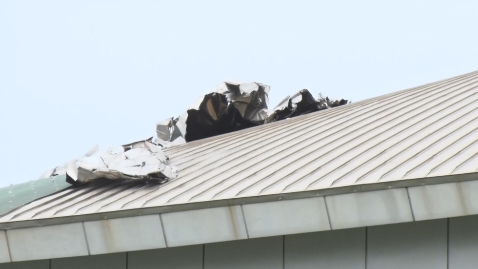 Typhoon Chaba hits Okinawa, closing in on Kyushu
