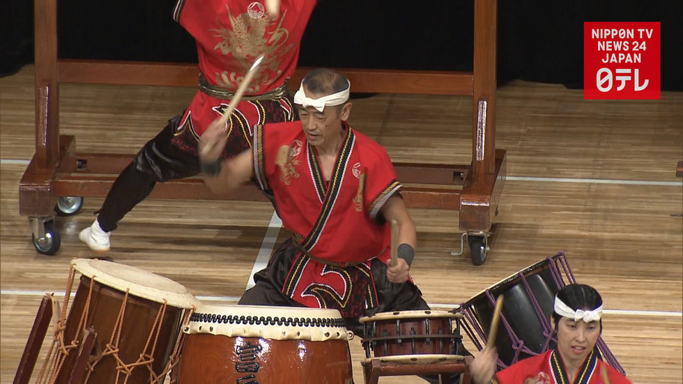 Emperor Akihito enjoys taiko performance