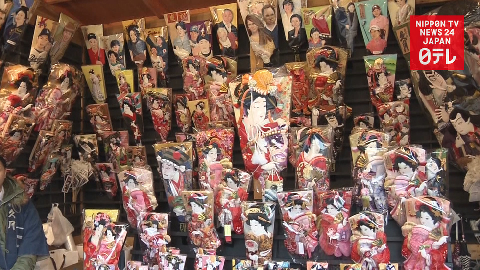 Battledores depict past 30 years in Japan