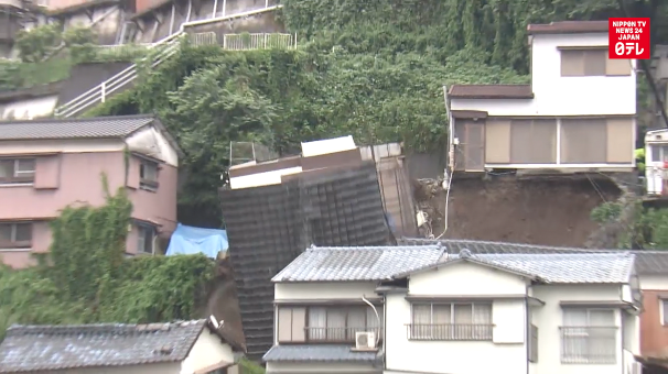 House collapses from cliff 