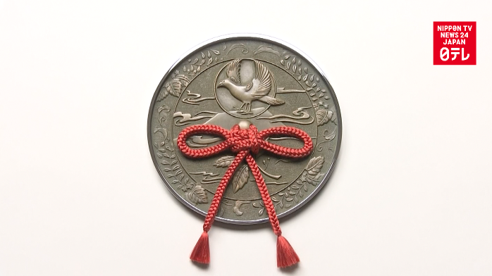 Imperial Couple presents shrine with bronze mirror 