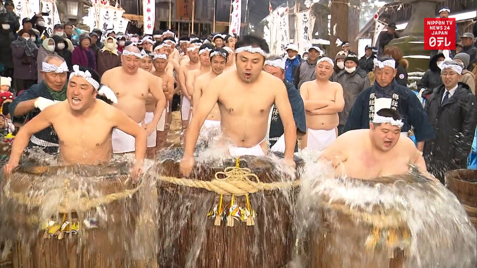 Men go naked to pray to god 