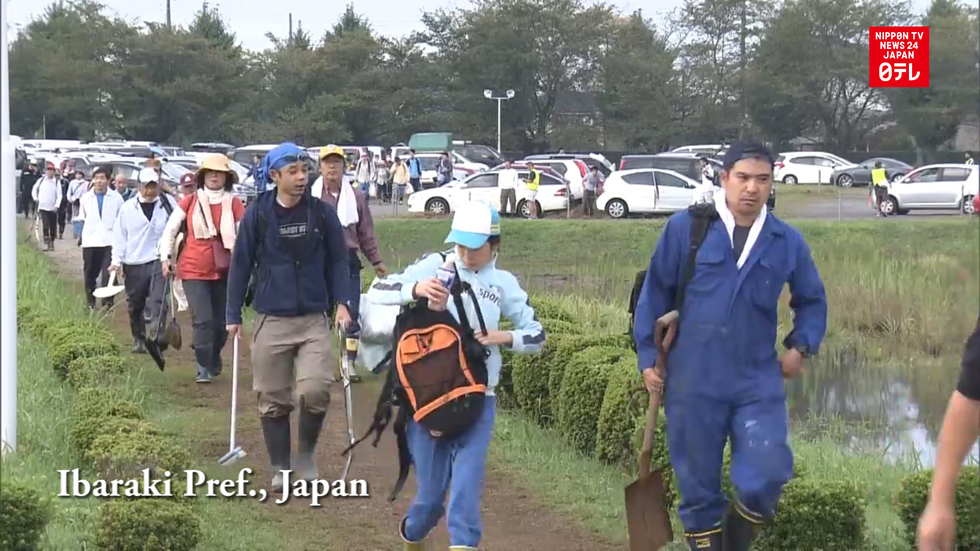 Volunteers help flooded city