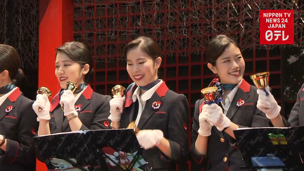 JAL employees bring Christmas mood to Haneda