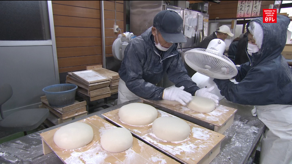 Making New Year rice cakes