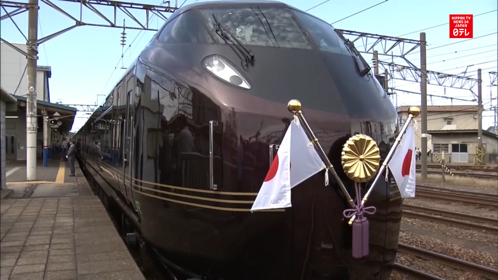 Imperial train attracts hordes