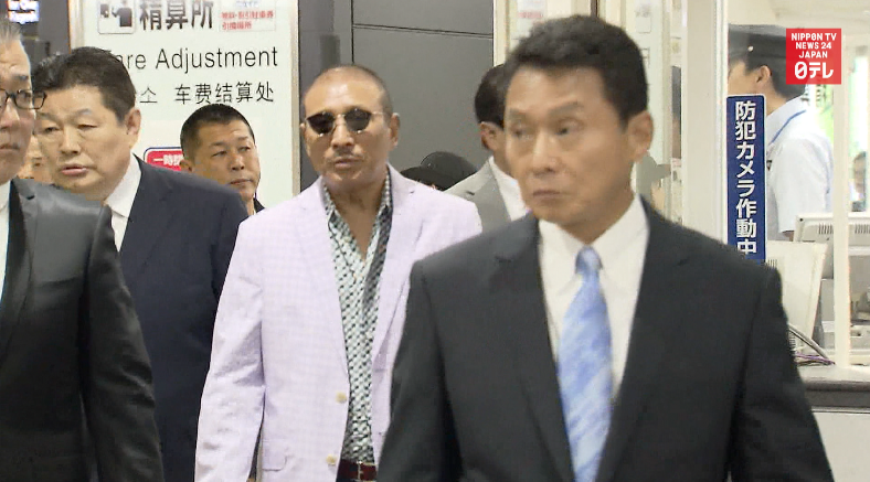 Yakuza boss harassed by autograph-seekers
