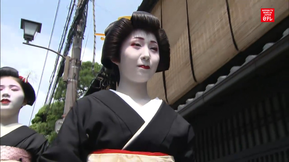 Kyoto maiko say thank you