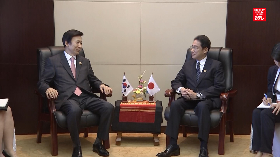 Foreign ministers reaffirm comfort women agreement