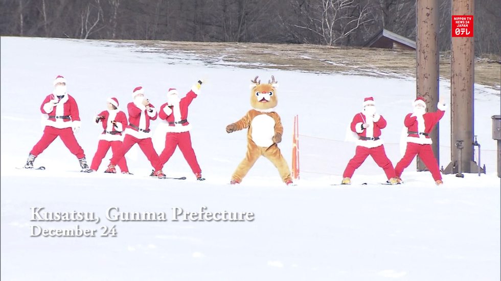 Santa delights kids on the slopes