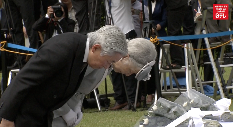 Imperial Couple honors war dead in Philippines 