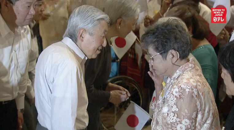 Emperor meets ethnic Japanese in Philippines