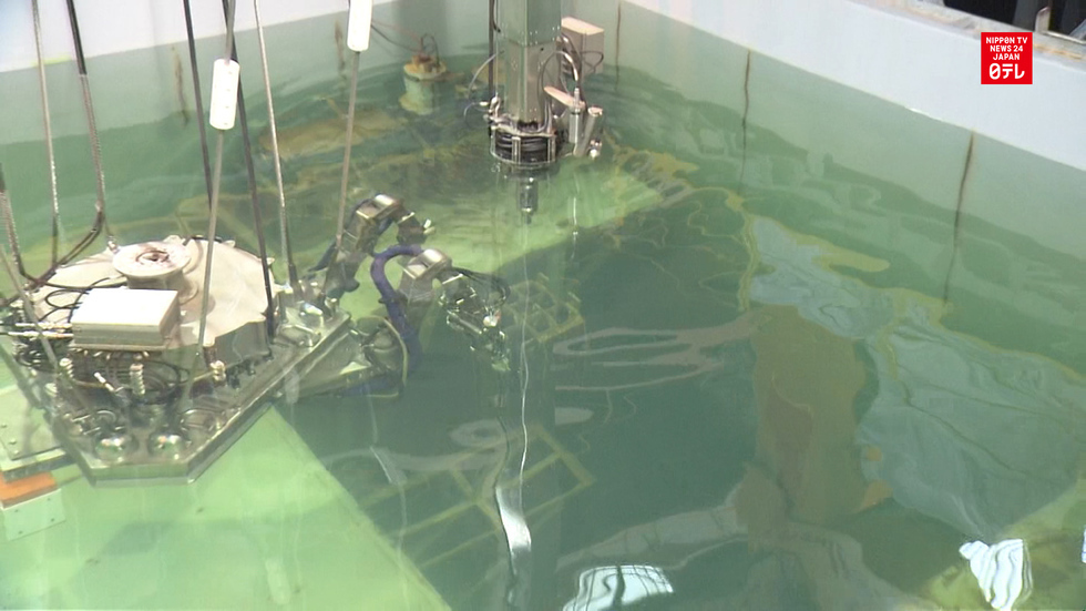 Toshiba and TEPCO show fuel rod removal machine