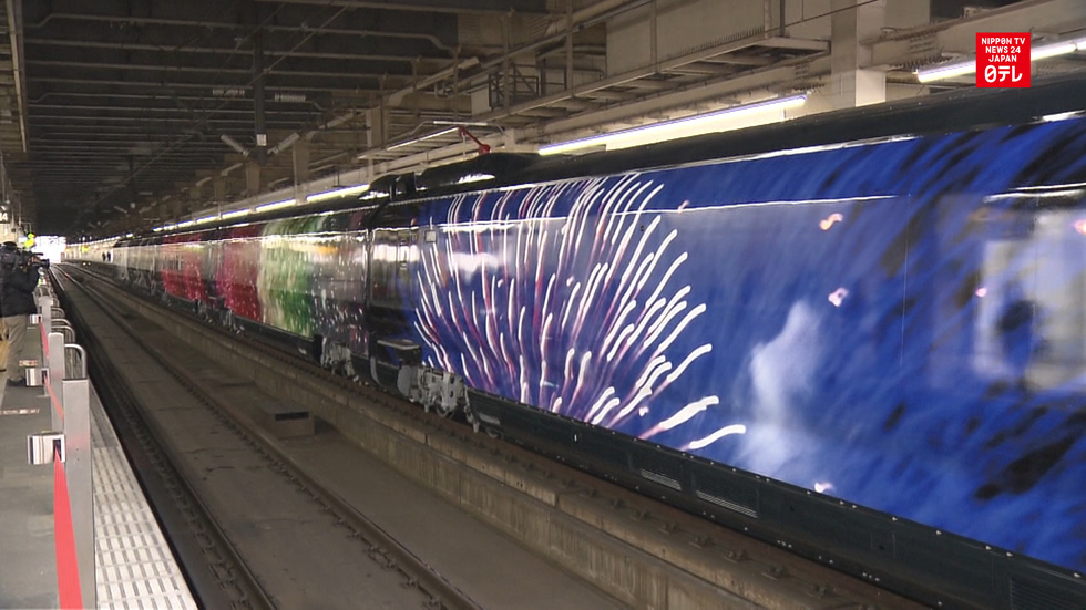 JR debuts modern art bullet train