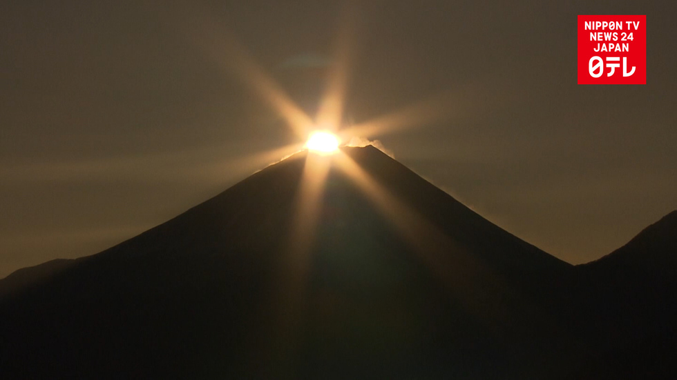 Rare 'Diamond Fuji' appears