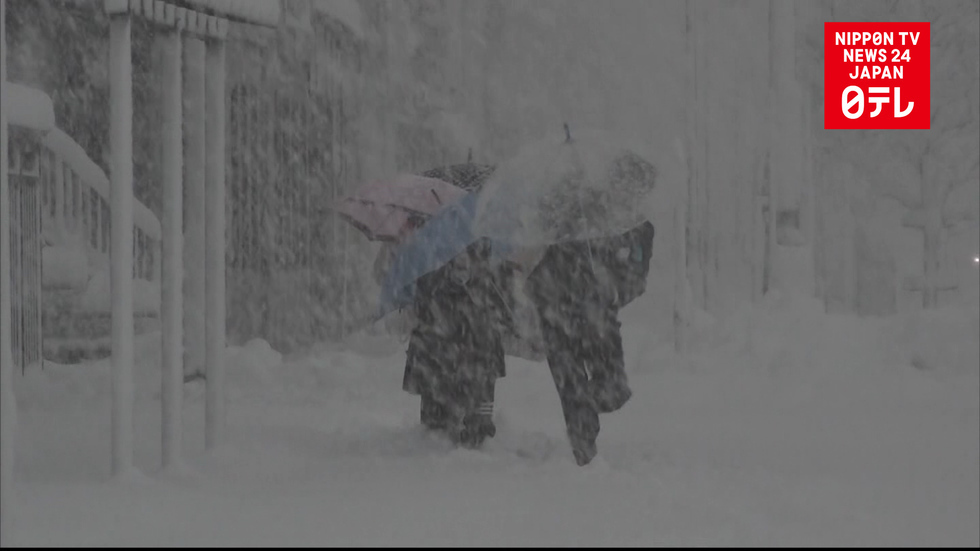 Heavy snow slams Sea of Japan coast