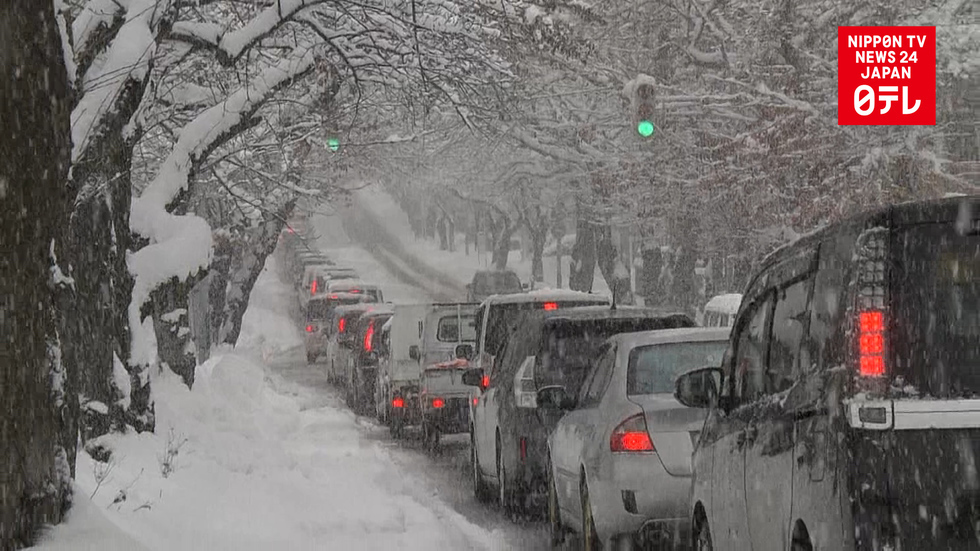 Cold snap dumps snow on Japan Sea coast