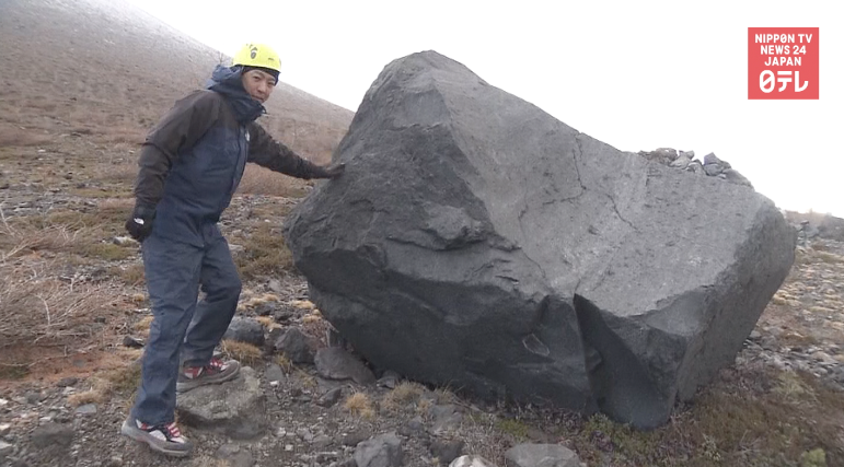 Video shows eruption debris on Mount Asama 