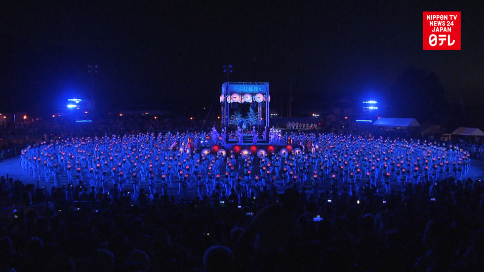 1,000 lantern dancers illuminate summer night