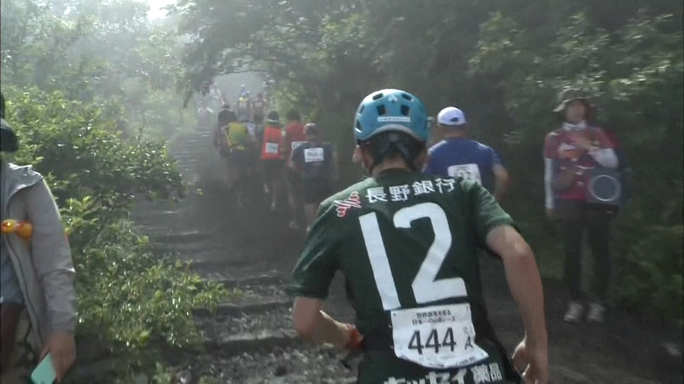 4,000 race up Mt. Fuji