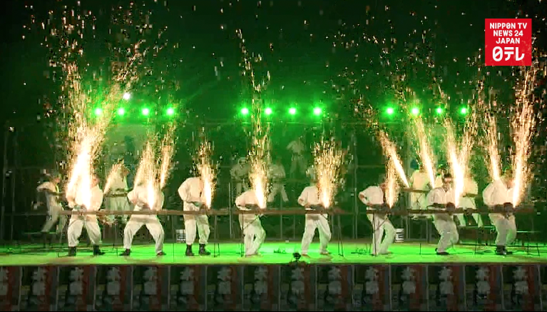 Steelworkers set crowds alight 