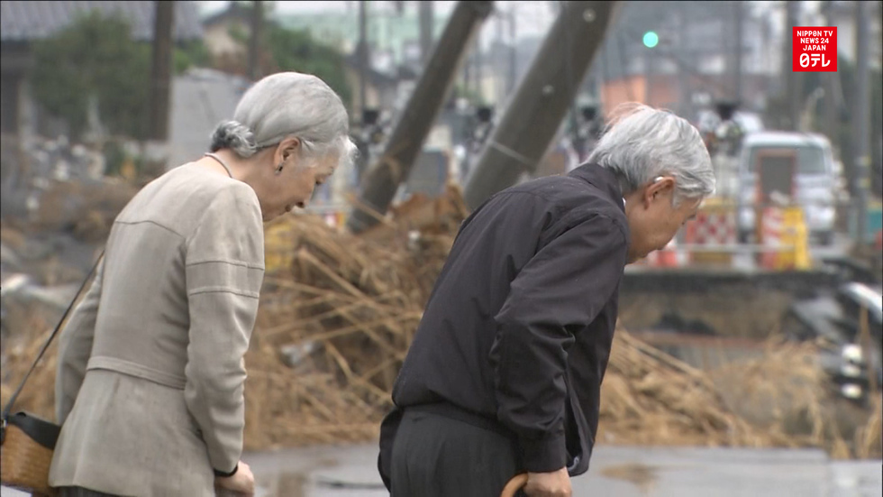 Imperial couple visits disaster-affected city